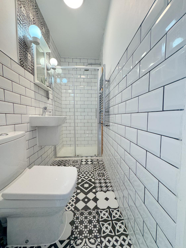 Bathroom 4, Plaza Hotel, London