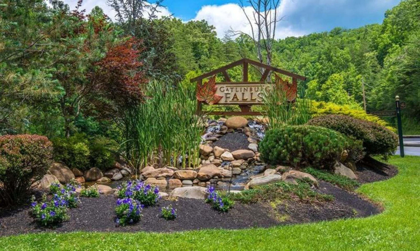 Property grounds 3, Gatlinburg Views Lodge 5 Bedroom Cabin, Sevier