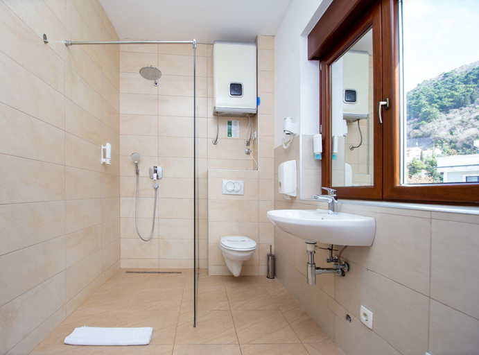 Bathroom 3, Hotel Princ