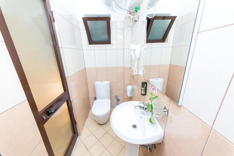 Bathroom 5, Hotel Baron, Tiranës