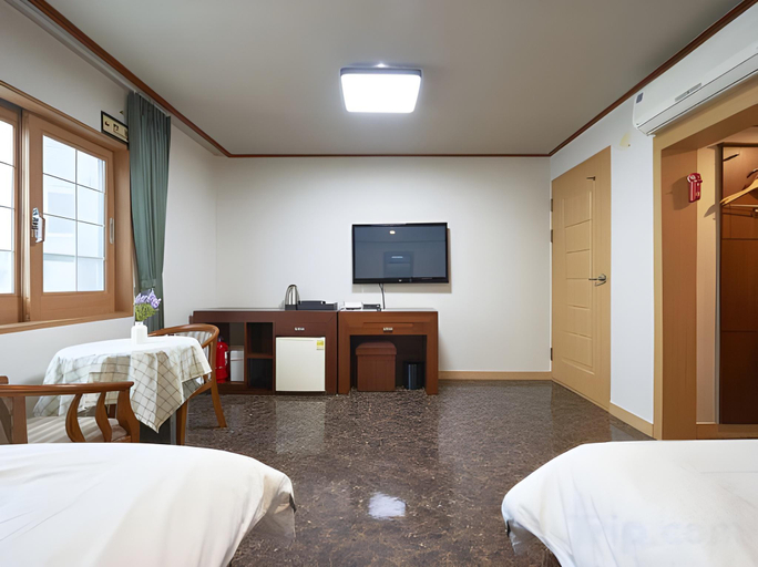 Bedroom 3, Jeju Golf Hotel, Jeju