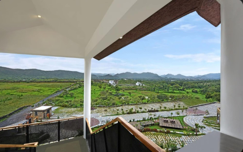 Property grounds, OPO Palm Villa Dritan, Udaipur