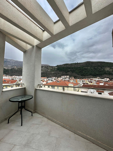 Others 3, Apartments Lemar