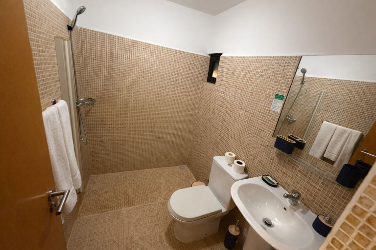 Bathroom, Viana Hotel, Viana