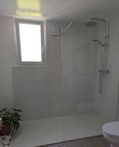 Bathroom 4, Mulintegiko Bidea, Pyrénées-Atlantiques