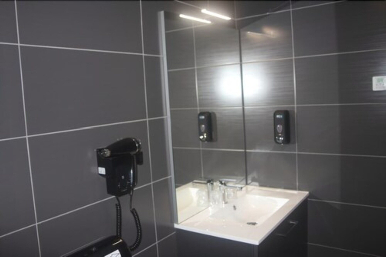 Bathroom 3, Hotel Au Terminus, Jura