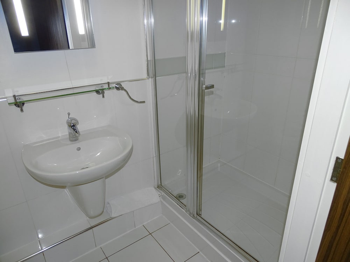 Bathroom 3, Cocoon the International Inn, Sefton