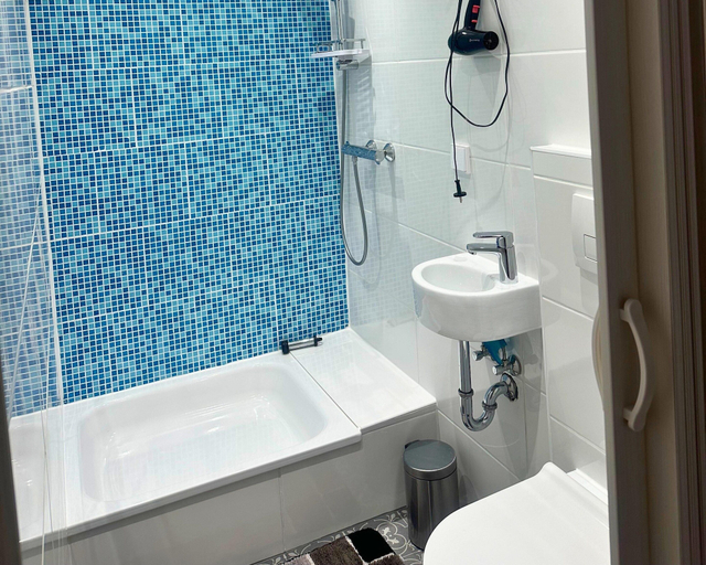 Bathroom 3, Apartment in Pellingen Near Trier, Trier