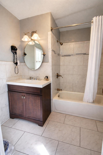 Bathroom 4, Budget Host Sierra Inn, Yavapai