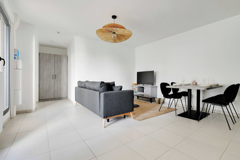 Living area 4, Elegant Appt - 1bdr/2p - Near Paris & La Defense, Hauts-de-Seine