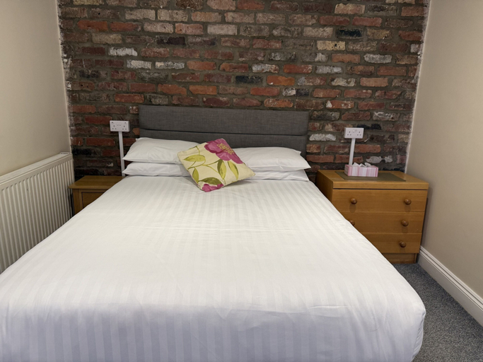 Bedroom 2, Diamonds Guest House, York