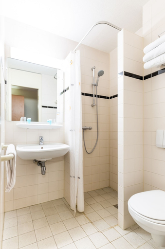 Bathroom 5, Bastion Hotel Heerlen, Voerendaal
