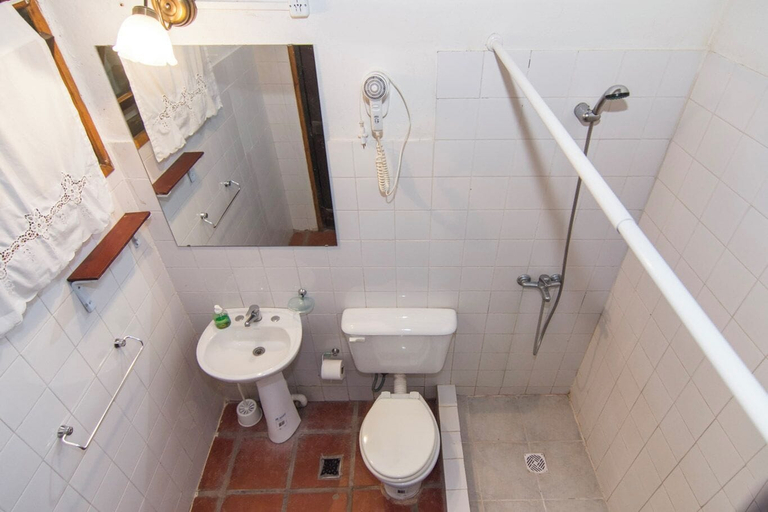 Bathroom 3, Mombiri, Esquina