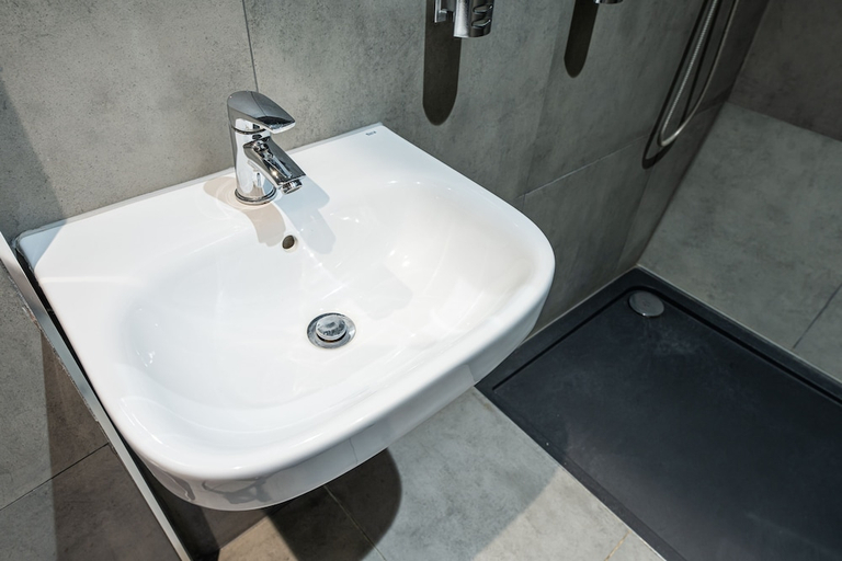 Bathroom 3, ST CHRISTOPHER APOS S INN HAMMERSMITH HOSTEL, London