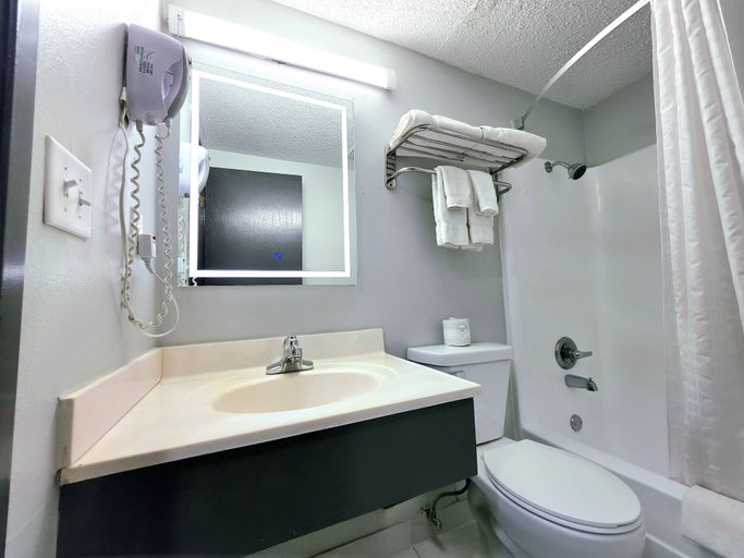 Bathroom, Super 8 by Wyndham Yankton, Yankton