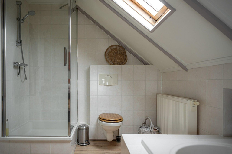 Bathroom 4, Spacious Holiday Home in the Center of Langweer, Skarsterlân
