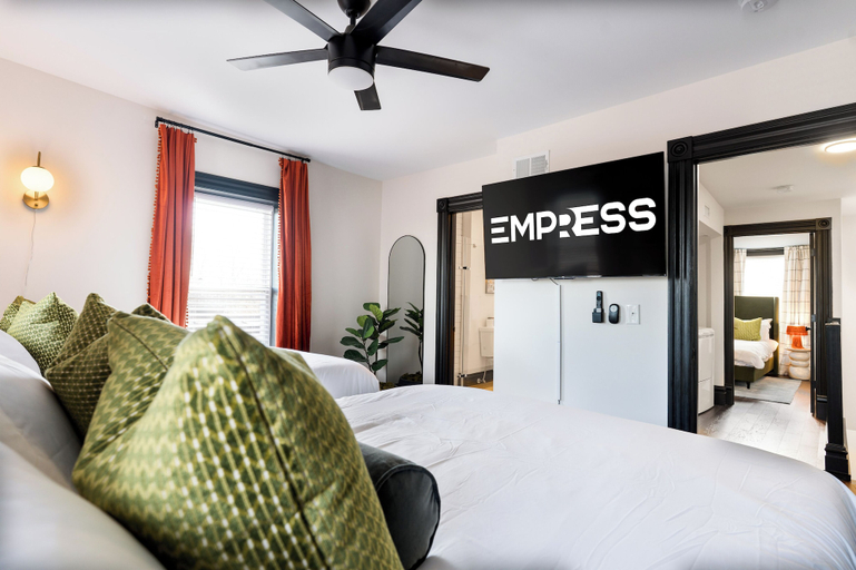 Room 2, Lou Luxe- Speakeasy, EPIC Arcade, Hottub & FirePit, Saint Louis