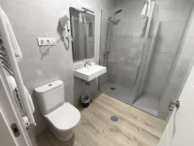 Bathroom 3, Hostal El Cruce, Madrid