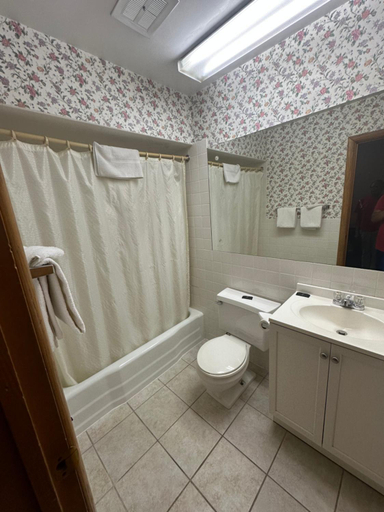 Bathroom 3, Budget Inn - Cambridge, Guernsey