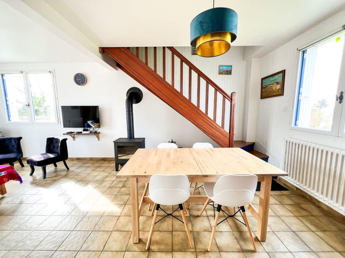 Dining 2, Plouguerneau Coastal Retreat With Garden, Finistère