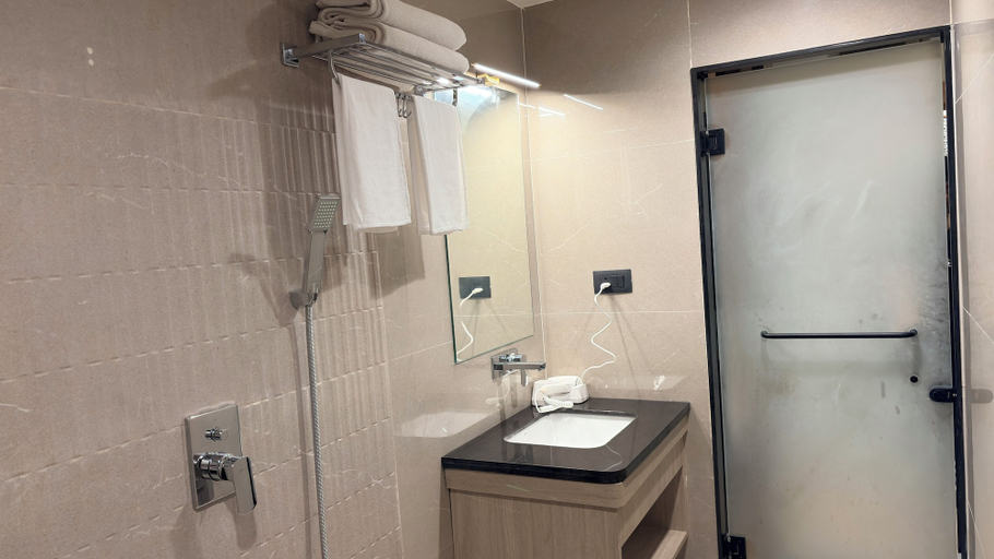 Bathroom 4, Hotel Midas, Sagar