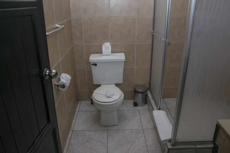 Bathroom 4, Pacific Paradise Resort, Aguirre
