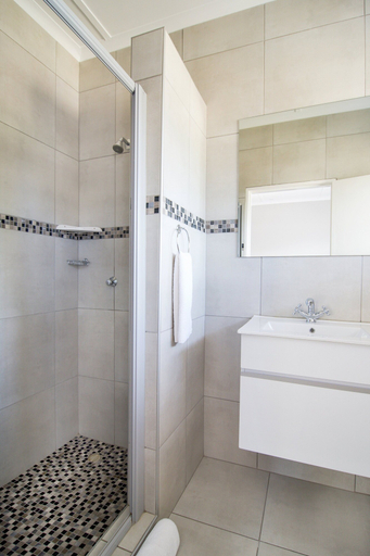 Bathroom 5, Arebbusch Travel Lodge, Windhoek West