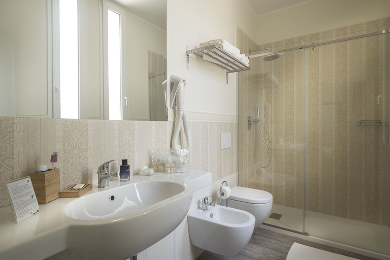 Bathroom 3, Hotel Lido, Rimini