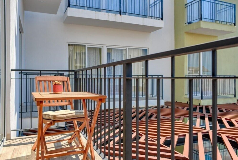 Outdoor dining 2, Cozy 1Br Apt - Pool - Gym - 2 Min to the Beach, Compostela