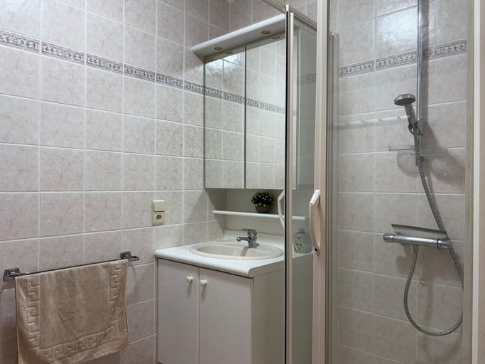 Bathroom 2, Modern Stay With Balcony & Seaview, West-Vlaanderen