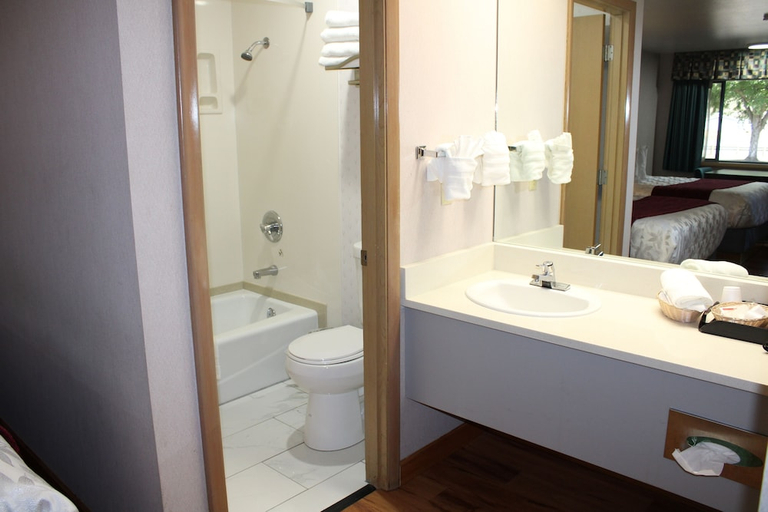 Bathroom, Americas Best Value Inn Phoenix Medford, Jackson