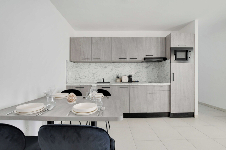 Private kitchen 2, Elegant Appt - 2bdr/6p - Near Paris & La Defense, Hauts-de-Seine