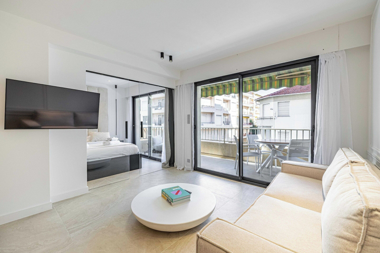 Living area, Renovated Prestige 3P Luxe Apt, Terrace & Parking, Alpes-Maritimes