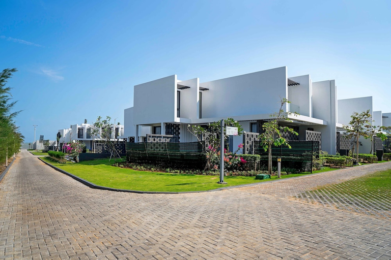 Exterior & Views
