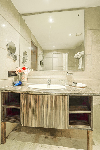 Bathroom 3, Hotel Turquoise, Chandigarh