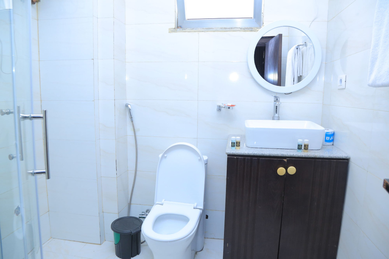 Bathroom, yellow apple hotel, Addis Abeba