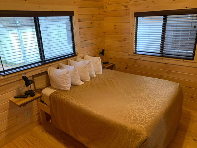 Bedroom 2, Waterfront Inn Mackinaw City, Cheboygan