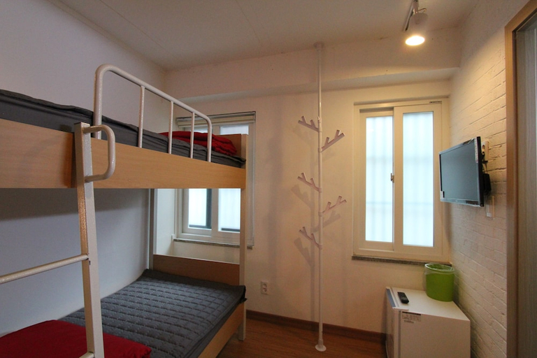 Bedroom 4, B my guesthouse - Hostel, Jung