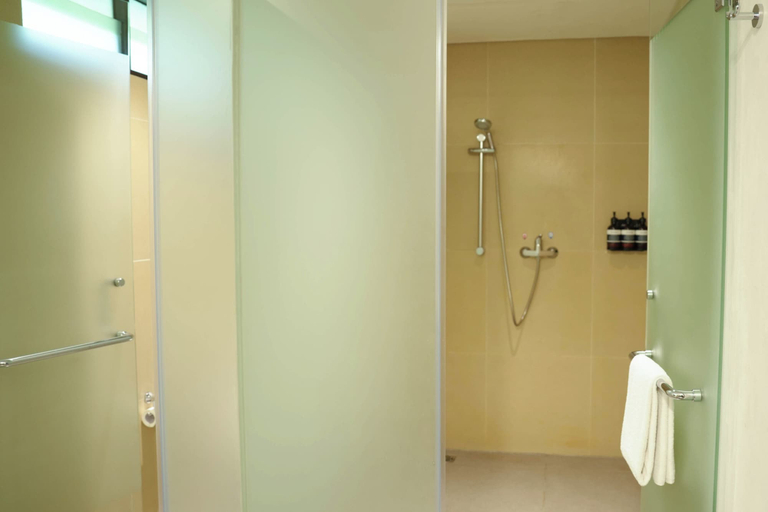 Bathroom 4, Nawana Sentul City by Alana, Bogor