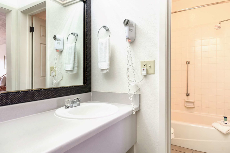 Bathroom 4, Americas Best Value Inn Paris, Lamar