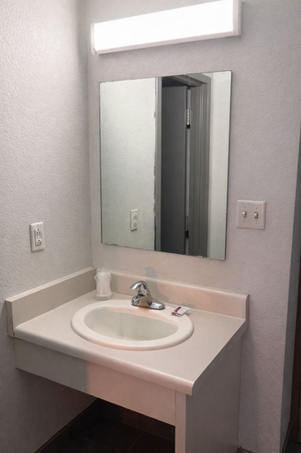 Bathroom 5, Executive Inn Pine Bluff, Jefferson