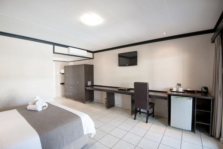 Bedroom 3, Arebbusch Travel Lodge, Windhoek West