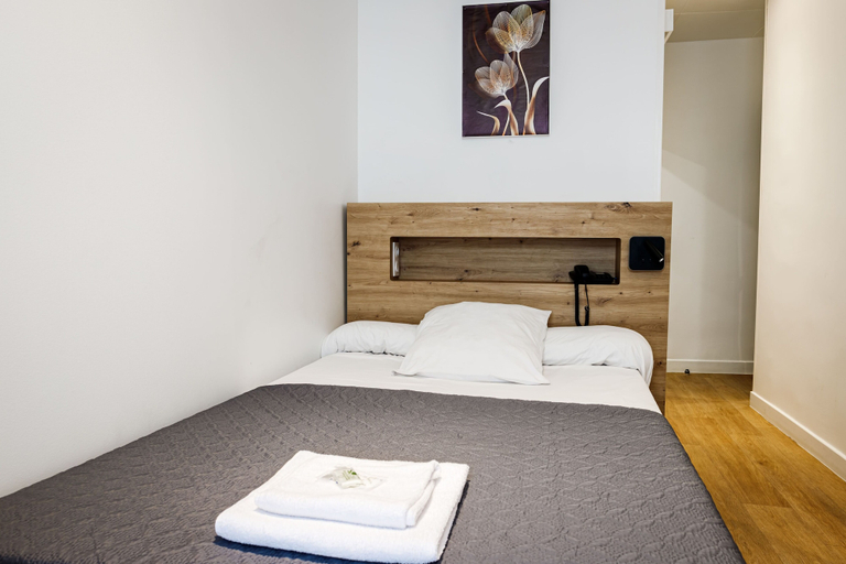 Bedroom 3, Hotel du Dauphiné, Rhône