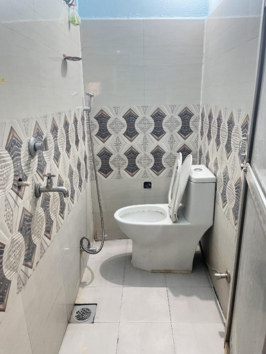 Bathroom 4, Hotel Tuki Restaurant and Lodge, Koshi