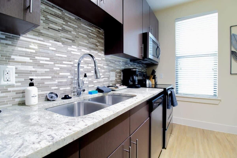Room 5, Refresh Tanglewood Spacious 1BR in Uptown Houston, Houston