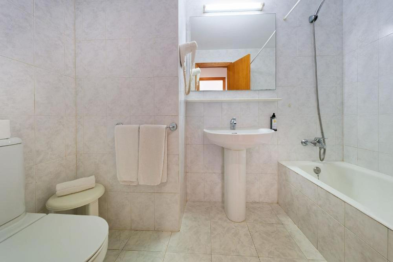 Bathroom 3, R2 Cala Millor Beach Apartment, Baleares