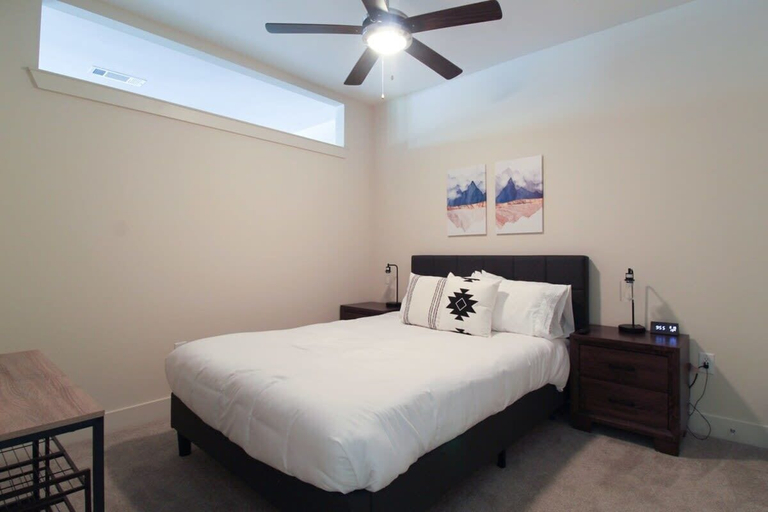 Room 2, Refresh Tanglewood Spacious 1BR in Uptown Houston, Houston