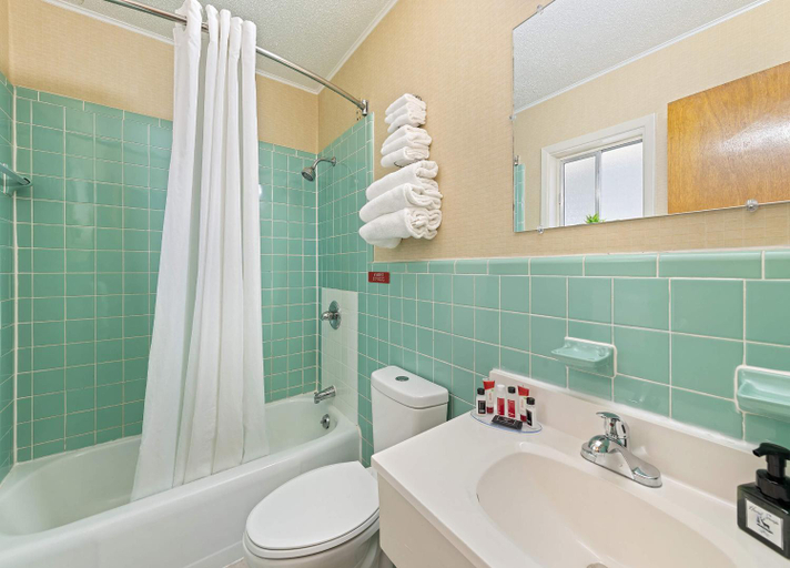 Bathroom 3, Castlewood Inn, Haywood