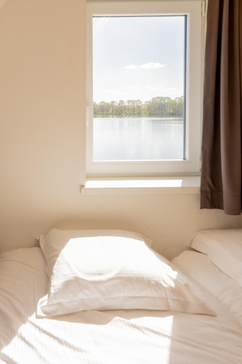 Bedroom 2, Het Vijverhuis - Vakantiewoning 22 pers & 5 Luxe Kamers, West-Vlaanderen