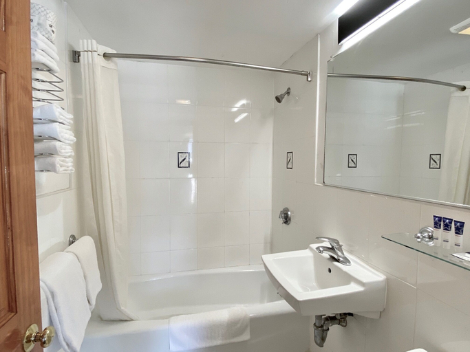 Bathroom 5, Americas Best Value Inn & Suites Hyannis Cape Cod, Barnstable